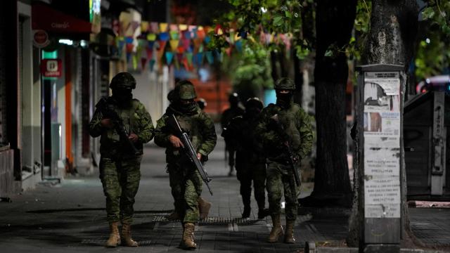 Los militares patrullan las calles de Quito durante los apagones programados por el Gobierno de Ecuador.