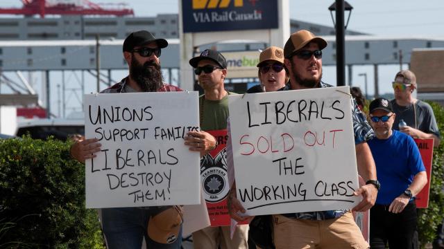 Miembros del sindicato Teamsters sostienen carteles contra los demócratas.