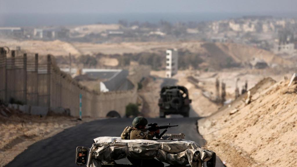 Militares israelíes en el Corredor de Filadelfia al sur de Gaza.