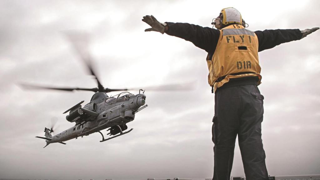 Un Bell AH-1Z Viper aterrizando en un portaaviones