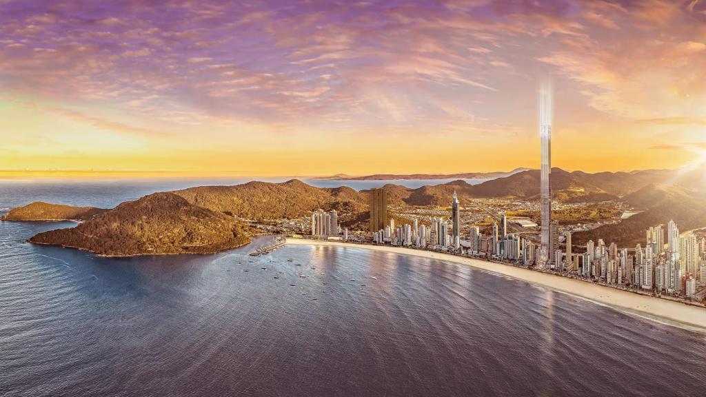 Panorámica de Balneário Camboriú, con la Torre Senna destacando sobre los demás edificios