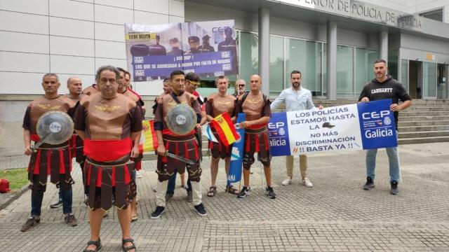 Policías del CEP, vestidos como gladiadores, protestan ante la Jefatura Superior de Policía de Galicia en A Coruña.