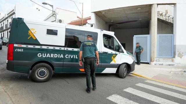 Furgón de la Guardia Civil donde viajaban los agentes.