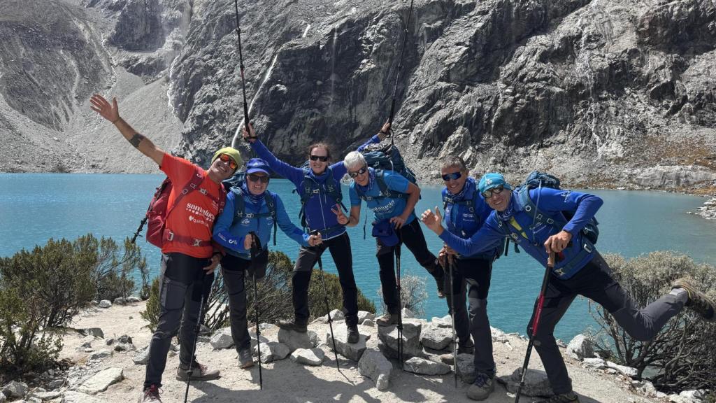 Los cinco séniors posan junto al director de expedición, Carlos Martínez, tras haber alcanzado la Laguna 69.