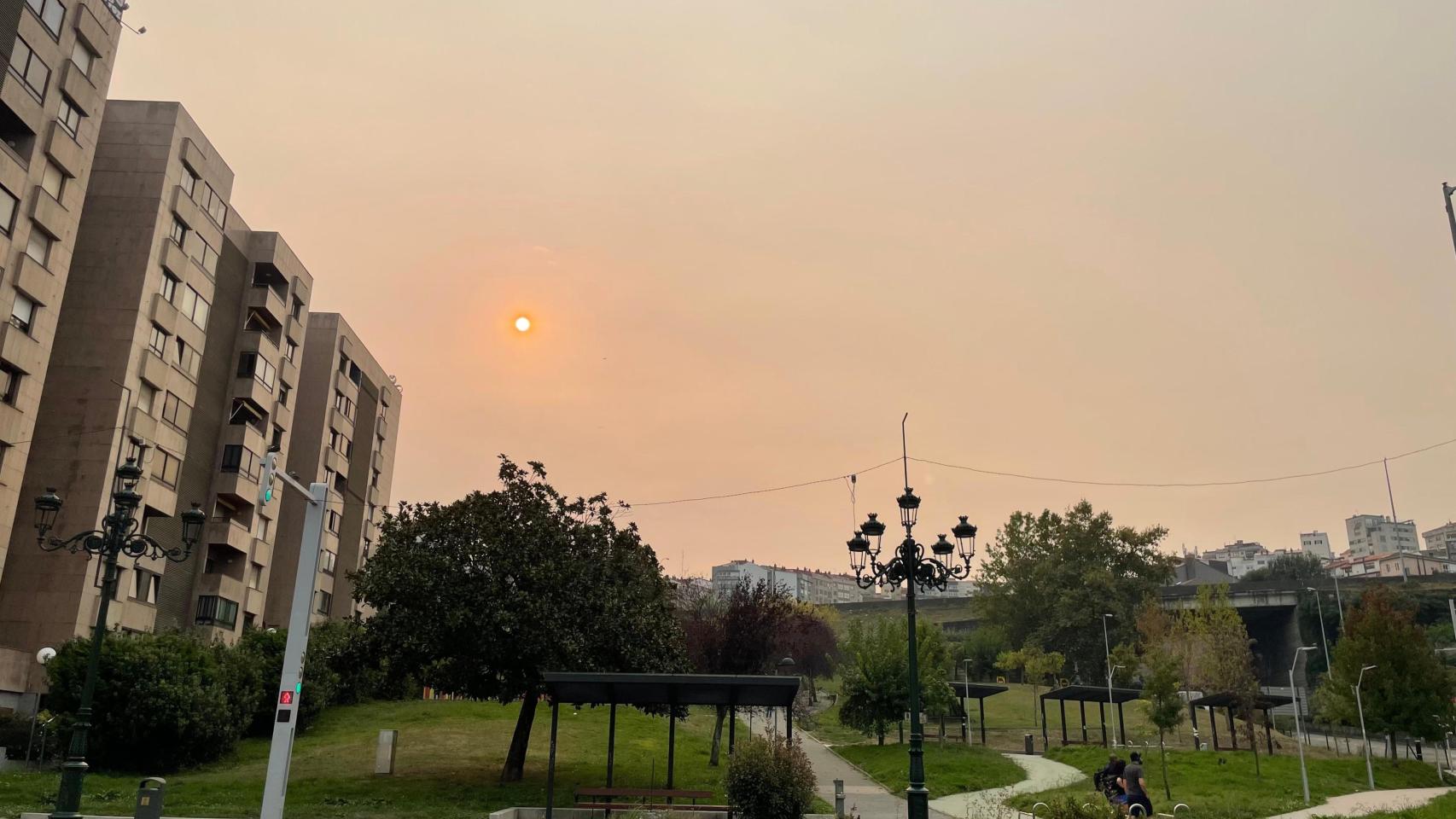 El humo de los incendios de Portugal este jueves en Vigo.