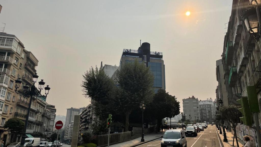 El cielo en Vigo afectado por el humo de los incendios del norte de Portugal.