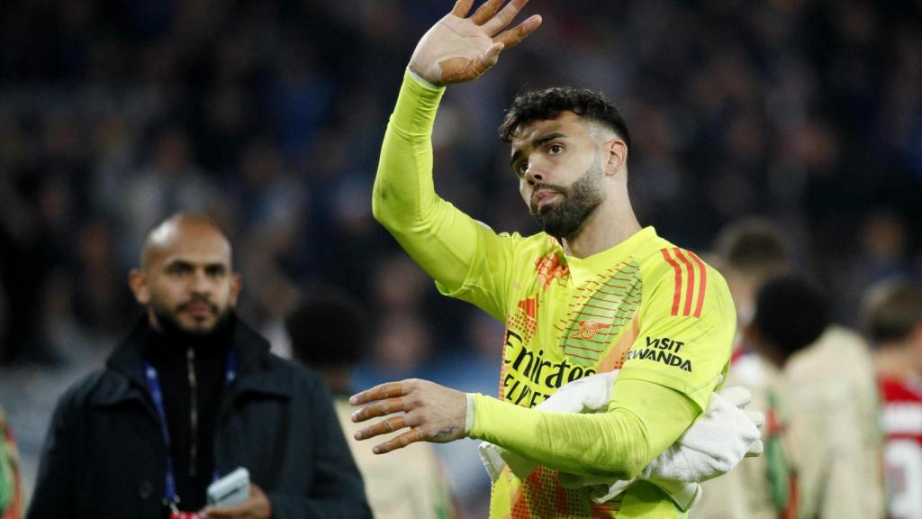 David Raya saluda al público en el partido del Arsenal ante el Atalanta.