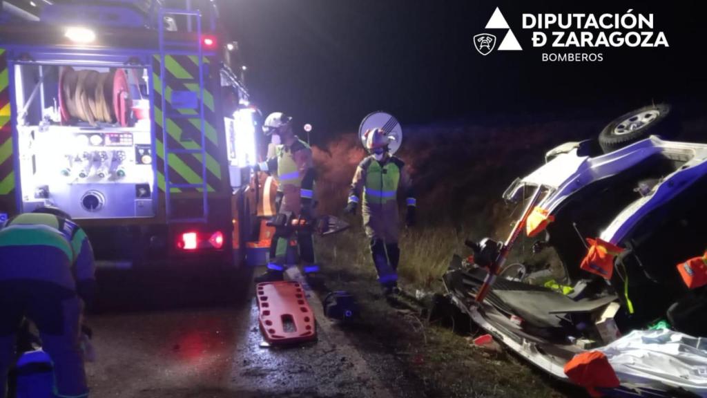 Los bomberos de la DPZ trabajan en el lugar del accidente en la A-2306