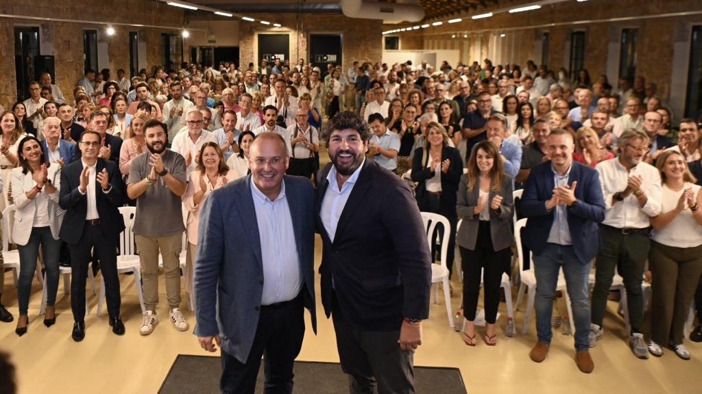 Miguel Tellado y Fernando López Miras, anoche, en la junta directiva del PP de la Región de Murcia que se celebró en el Cuartel de Artillería.