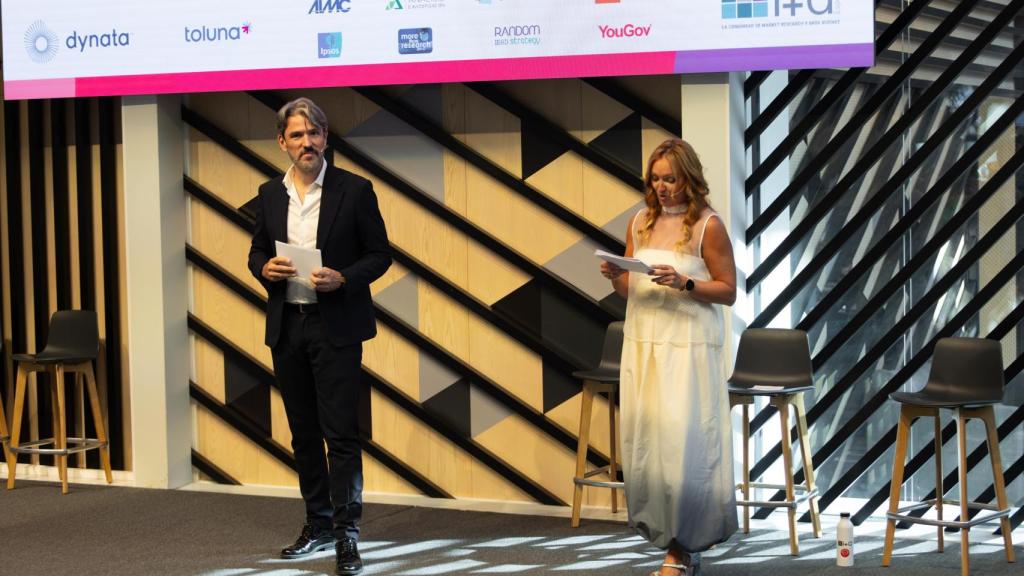 Los presentadores de la gala Julia Sizova y Rubén Fernández Costa