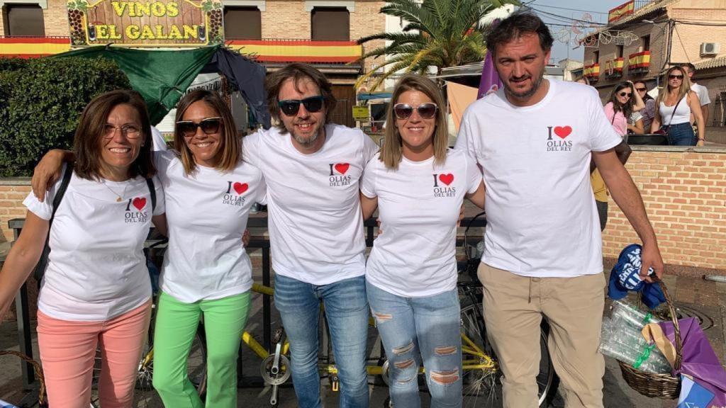 Charo Navas y Ángel Martín con varios integrantes del equipo de Gobierno de Olías del Rey.