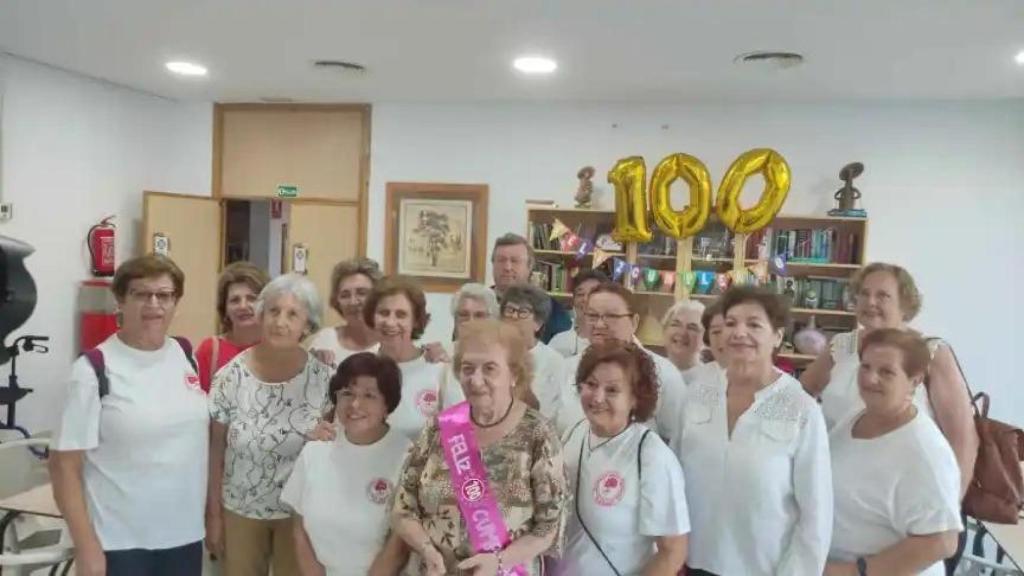 El 100 cumpleaños de Sara Bullón, con sus amigas del taichí.