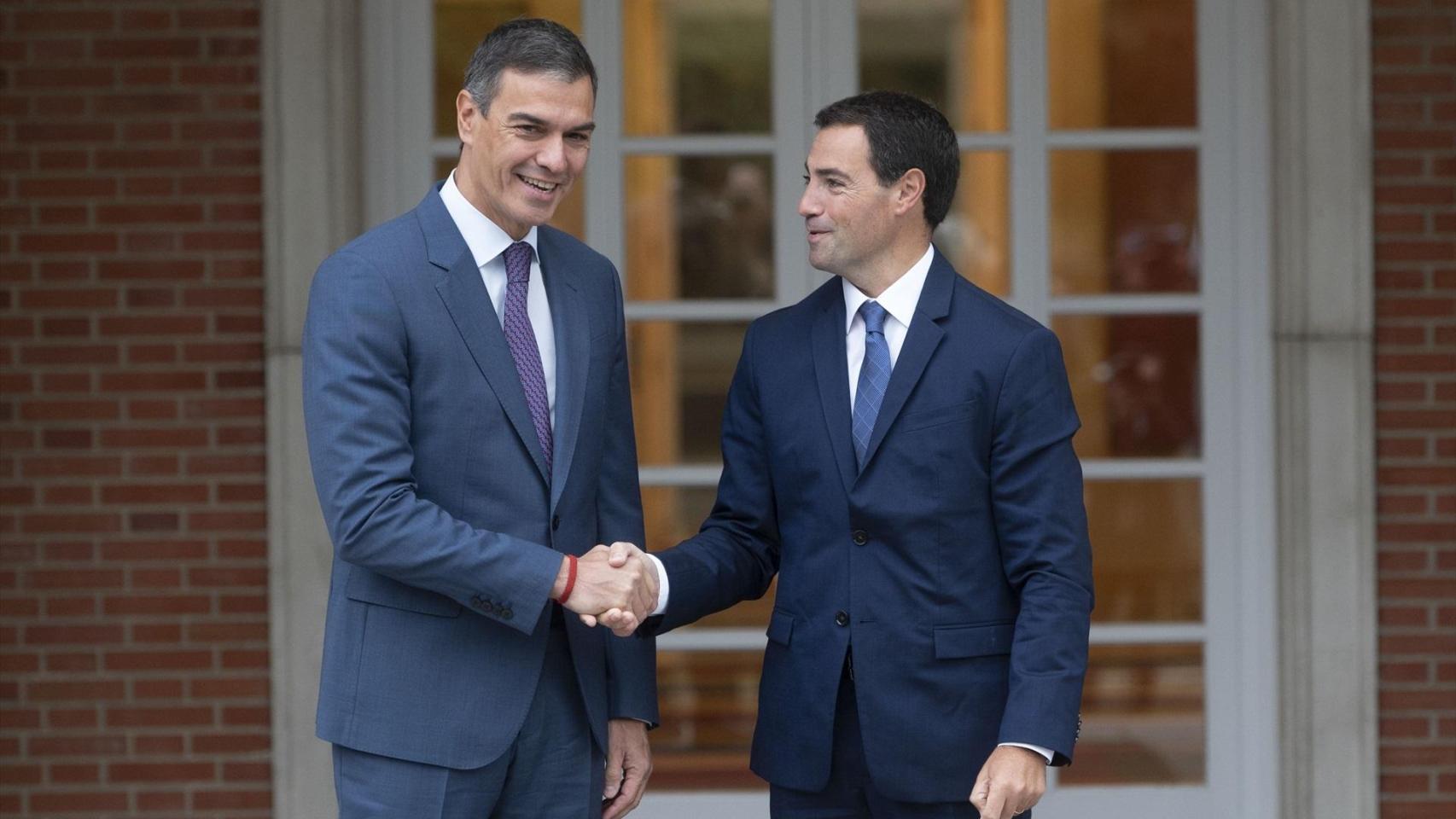 Pedro Sánchez (i) saluda al lehendakari Imanol Pradales (d) en la Moncloa.