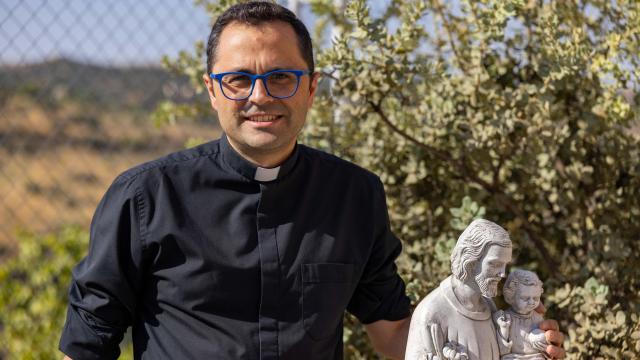 El sacerdote Valentín Bustos.