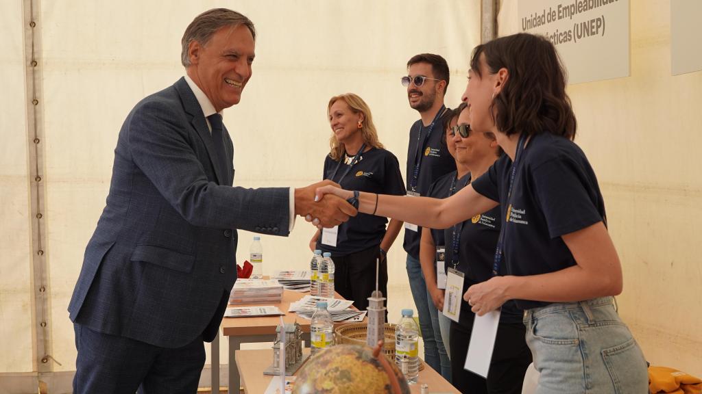 El alcalde de Salamanca visita los estands