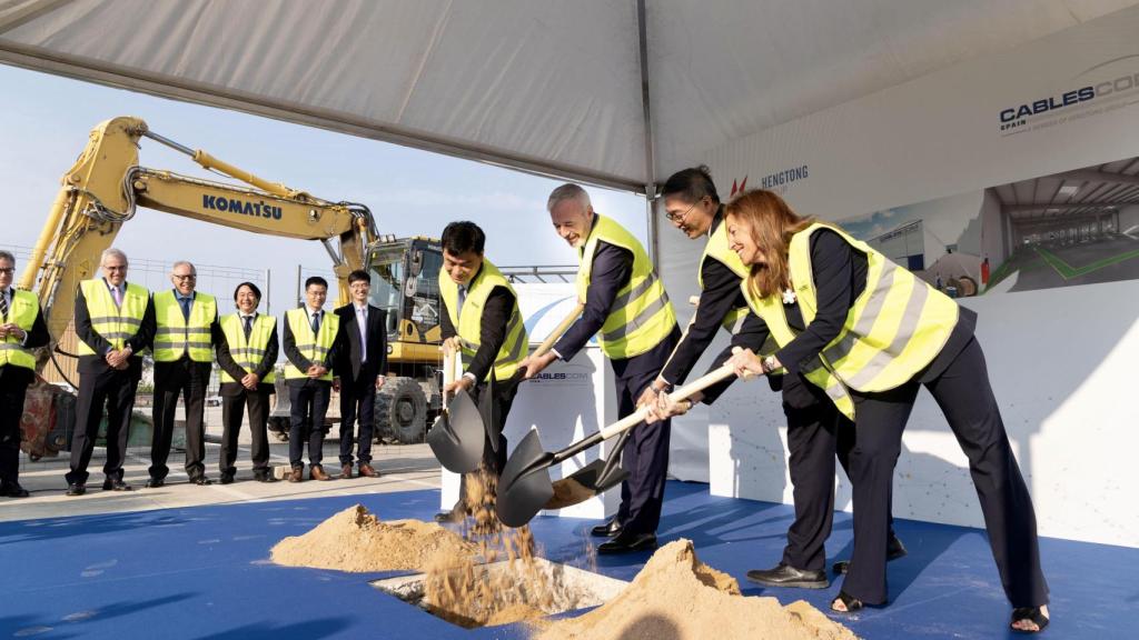 La empresa ha colocado la primera piedra de su nueva planta en Zaragoza