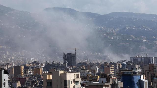 El humo se eleva desde los suburbios del sur de Beirut tras un ataque del Ejército de Israel.