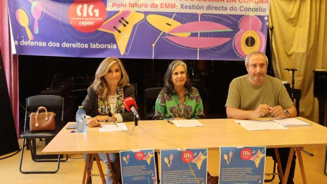 Elena Umbría, Matilde Teijeiro y Henrique García, hoy en la denuncia de los problemas de la Escuela Municipal de Música.