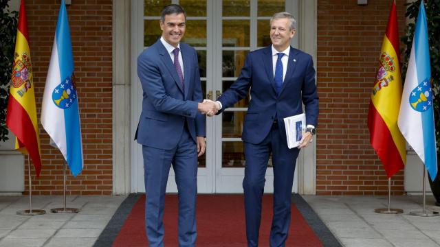 El jefe del Ejecutivo, Pedro Sánchez, recibe en la Moncloa al presidente de la Xunta de Galicia Alfonso Rueda.