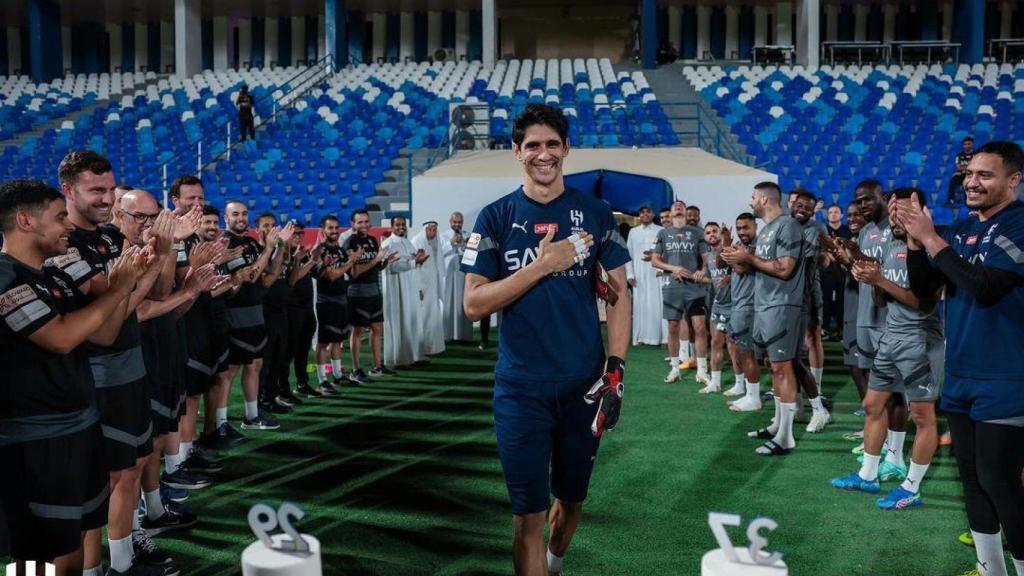 Yassine Bounou durante una celebración con el Al-Hilal.