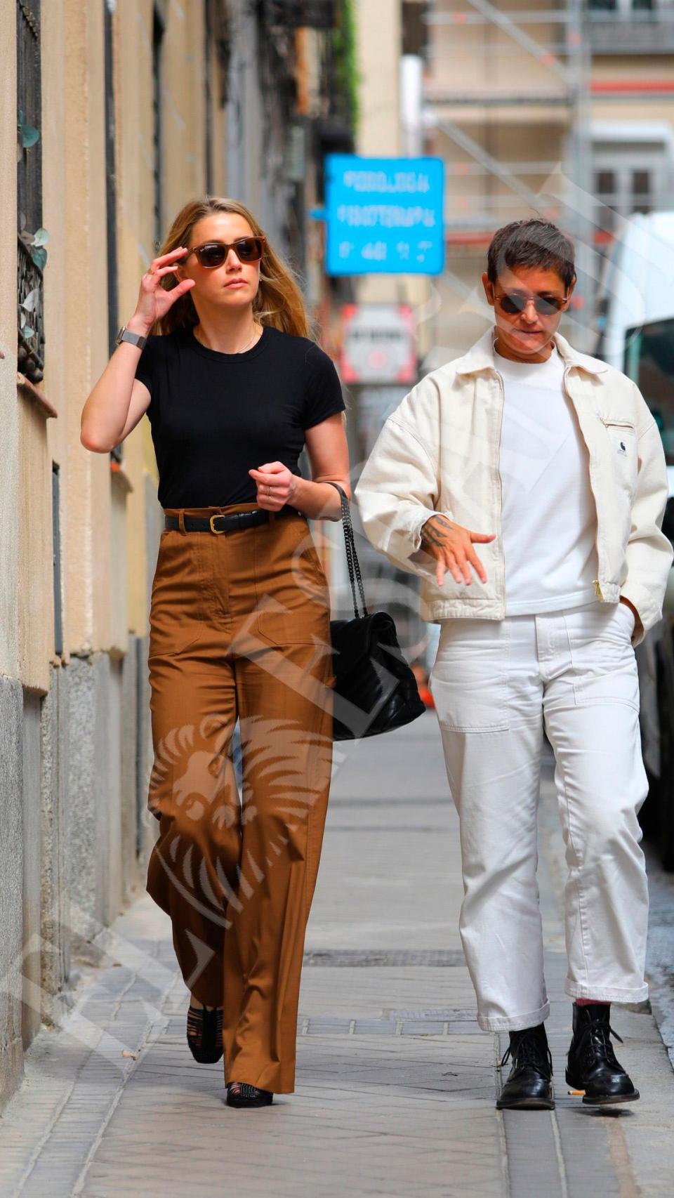 Amber, junto a su pareja, Bianca, caminando por la calle, antes de llegar al restaurante, donde comieron.