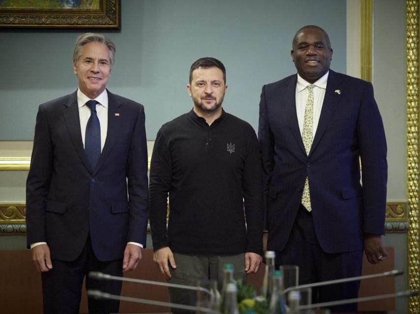 El presidente ucraniano Volodímir Zelenski junto al secretario de Estado americano, Antony Blinken, y el secretario de Exteriores británico, David Lammy.