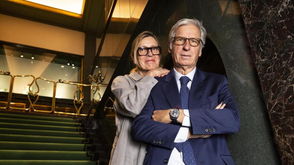 Yann y Patricia Reznak en la escalera de alfombra de color esmeralda que une la sala principal de la joyería con el museo de los relojes.