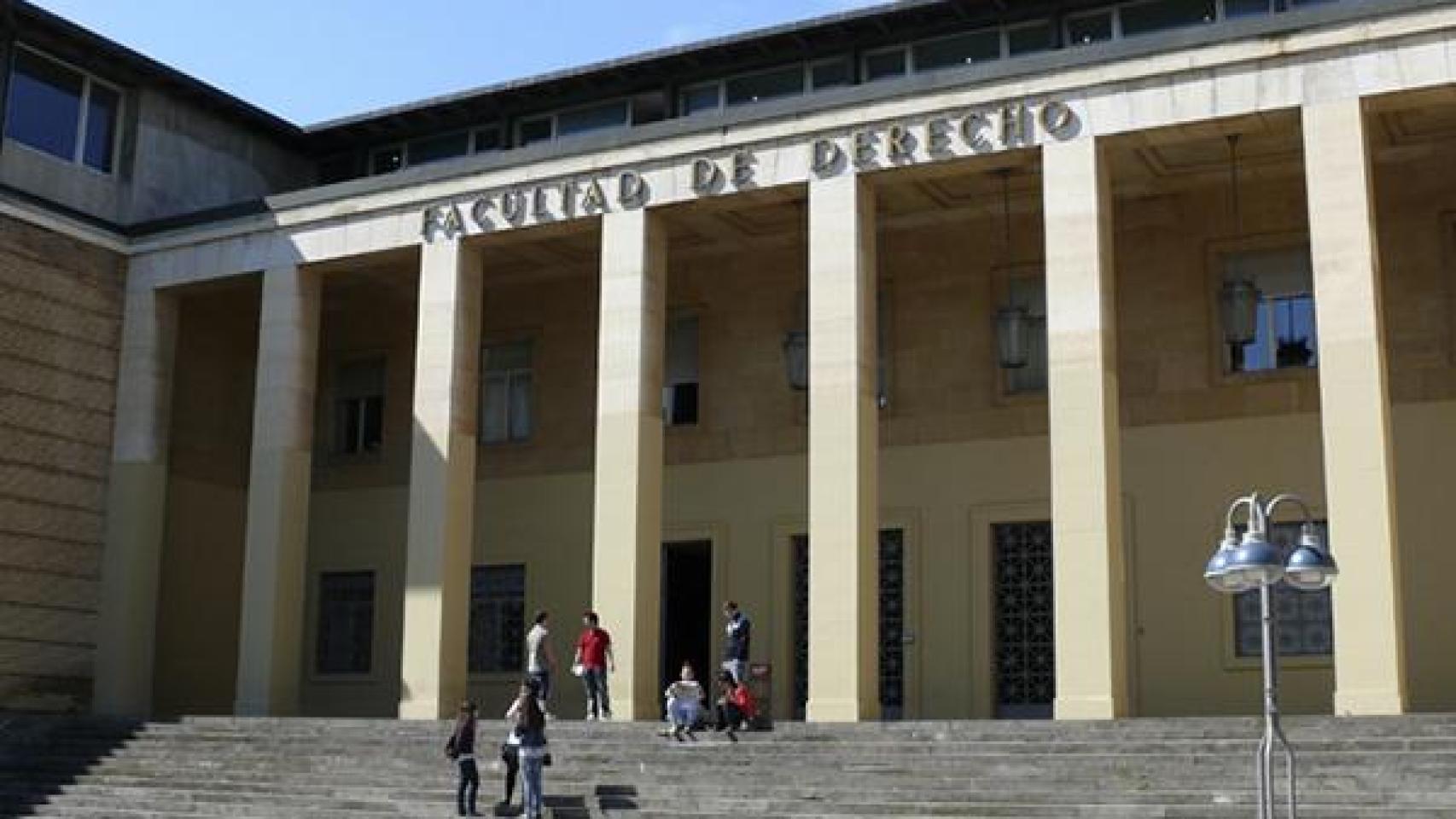 Fachada de la facultad de Derecho, en una imagen de archivo.