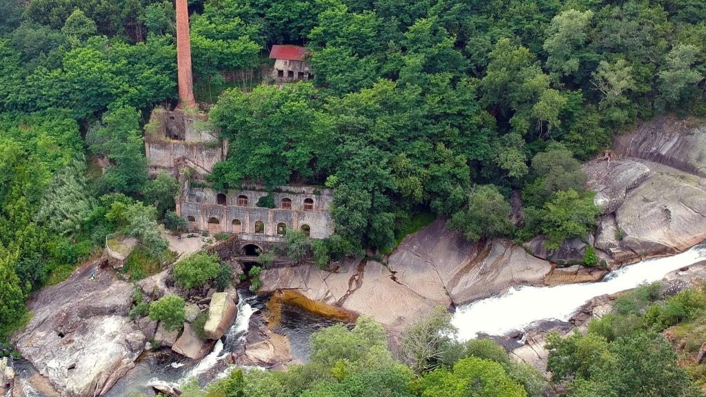 Vista aérea del entorno de la Fábrica da Luz y la Fervenza de Segade