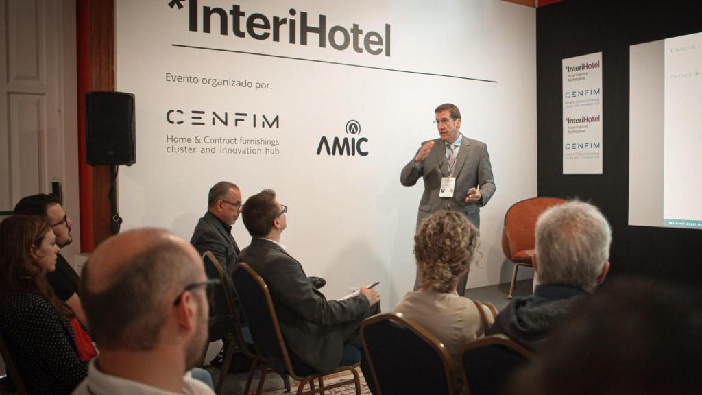 Miguel Salom,  dando una charla durante unas jornadas hoteleras.