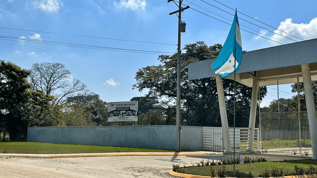 Entrada principal de Ciudad Morazán, en Honduras.