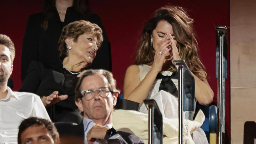 Penélope Cruz, rota de emoción en el patio de butacas, en San Sebastián, este viernes.