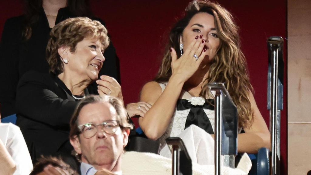 Penélope Cruz, lanzándole un beso de agradecimiento a Javier Bardem.