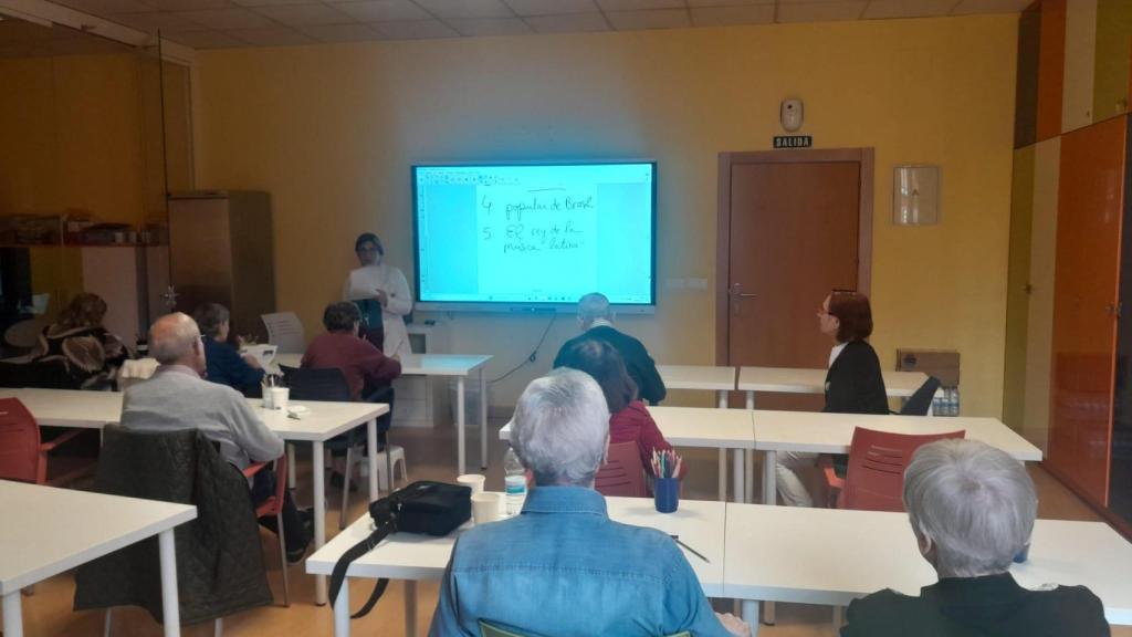 Las personas con Alzheimer durante un taller