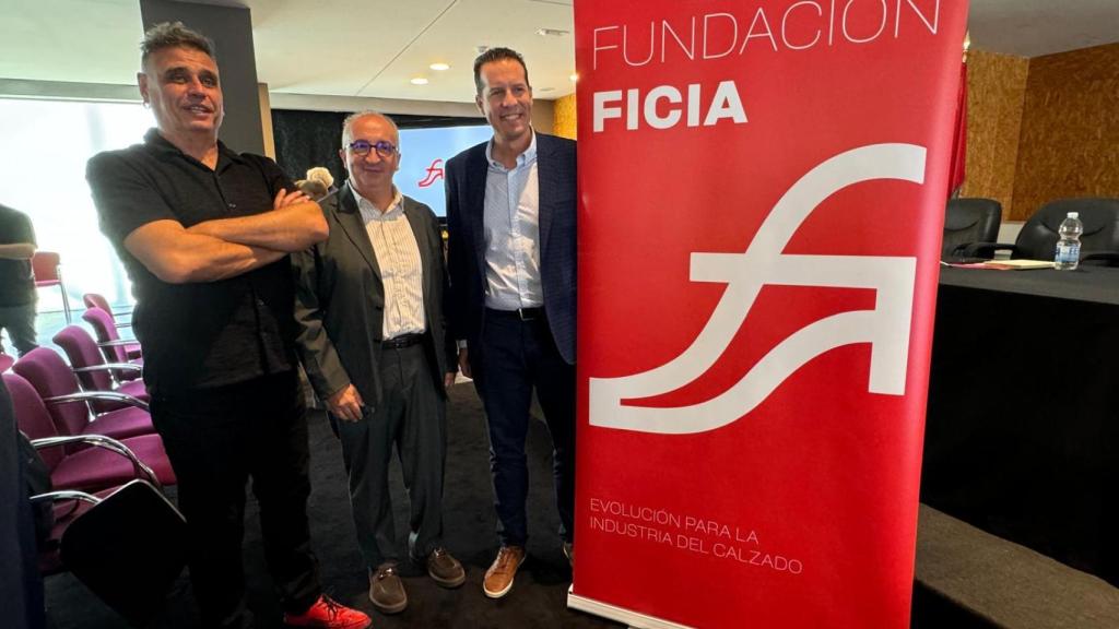 El diseñador Boke Bazán, junto al presidente de la fundación,  Vicente Pastor y al alcalde de Elda,  Rubén Alfaro, en la presentación de la nueva identidad visual de FICIA.