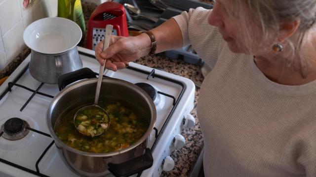 Una mujer cocinando, en una imagen de Shutterstock.