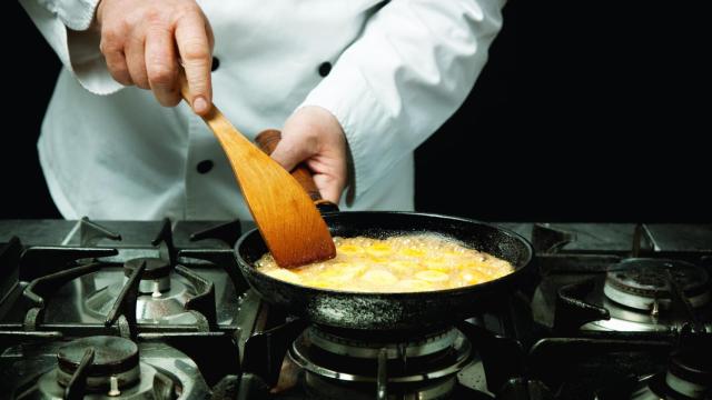 Un chef preparando una tortilla de patatas.