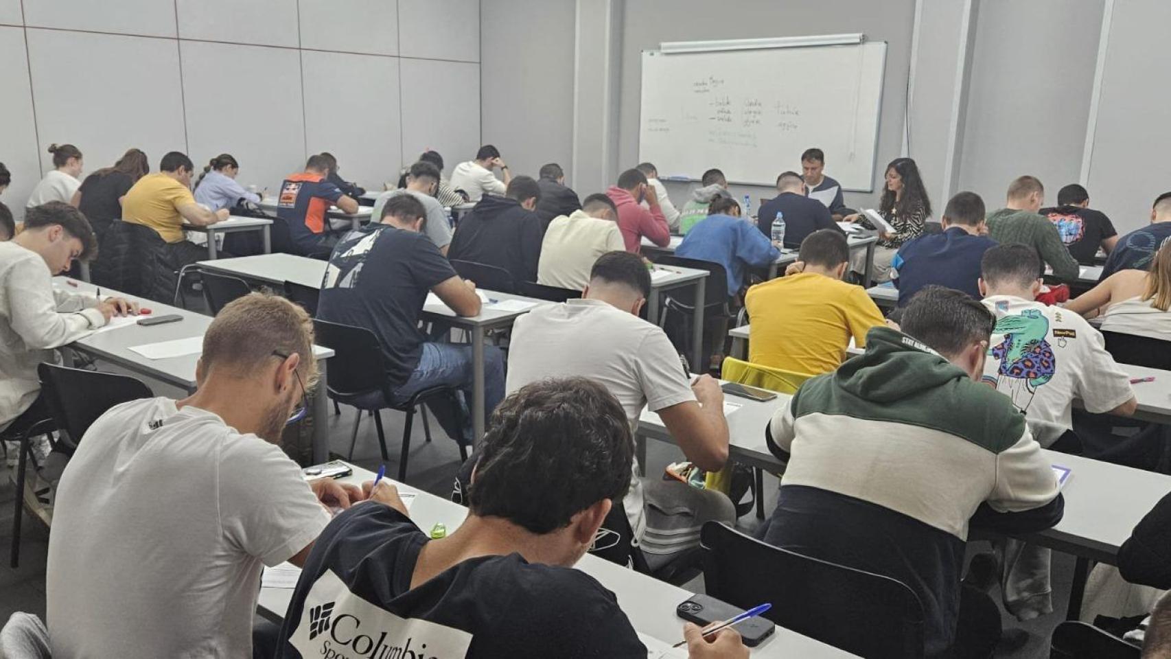 Opositores a Guardia Civil haciendo un simulacro de examen en la academia Avanza