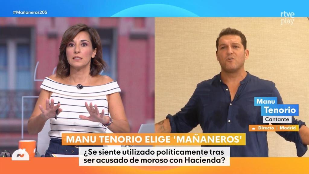 Adela González conversa con Manu Tenorio