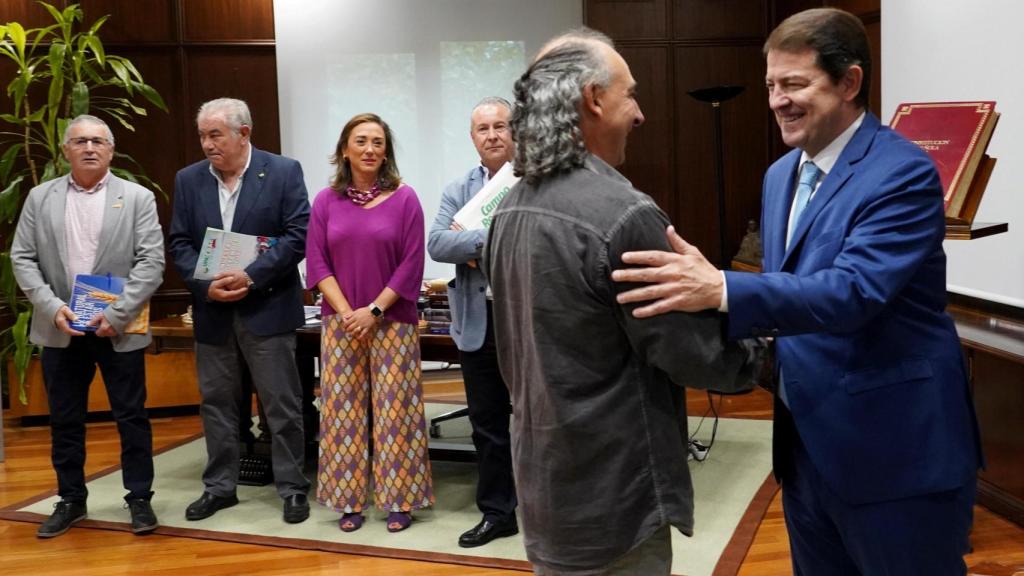 El coordinador de UCCL, Jesús Manuel González Palacín, saluda al presidente de la Junta, Alfonso Fernández Mañueco, durante su reunión de este viernes