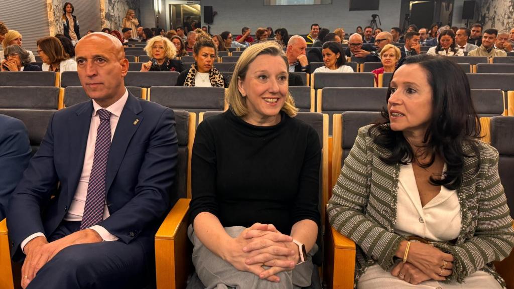 El alcalde de León, José Antonio Diez, y la vicepresidenta y consejera de Familia e Igualdad de Oportunidades, Isabel Blanco, en la jornada de la Fundación Mapfre en León, este viernes