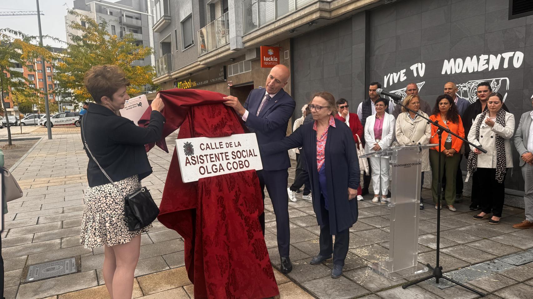 León dedica una calle a su primera asistente social, Olga Cobo Fernández