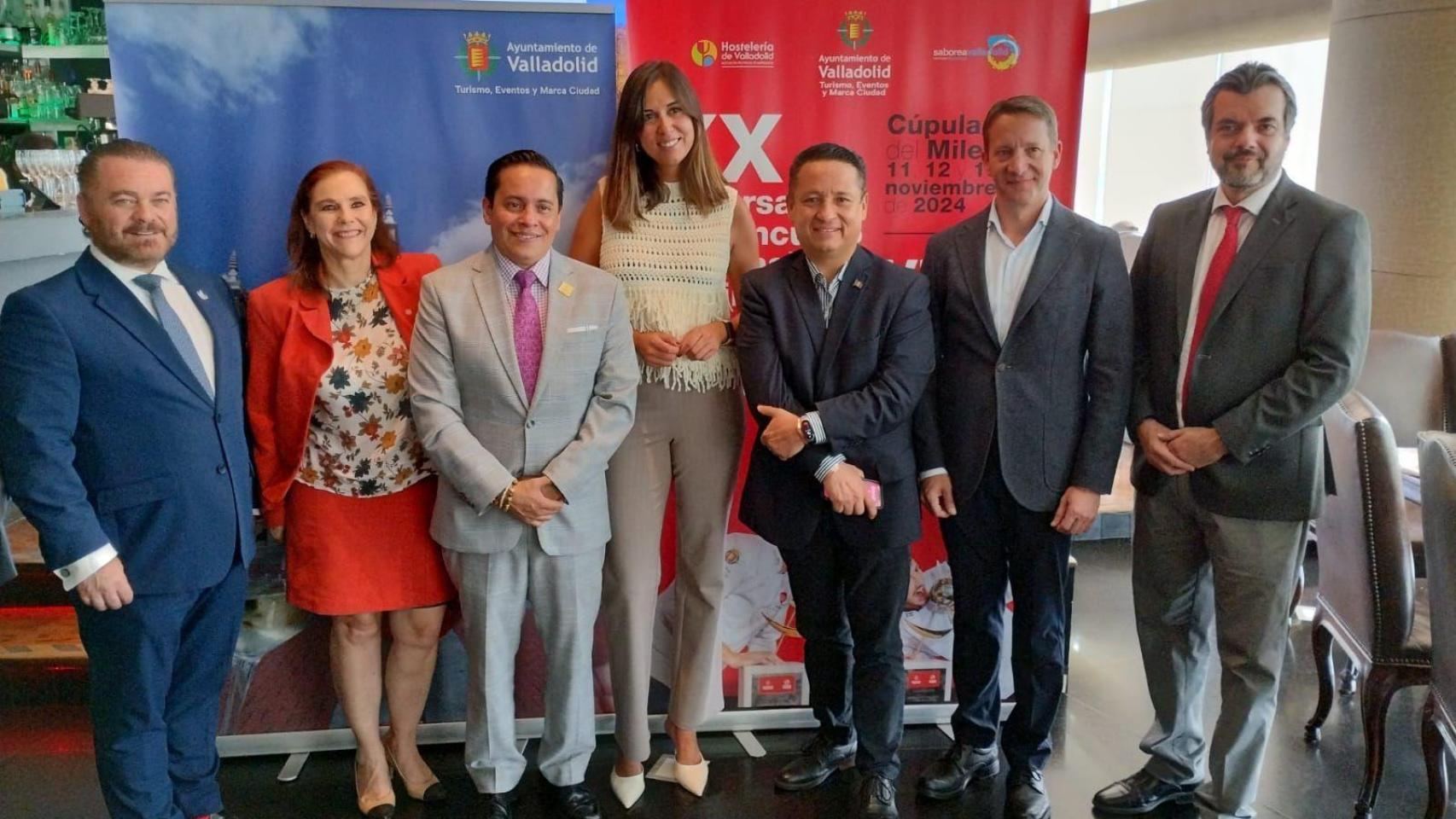 La concejala Blanca Jiménez y el gerente de la Sociedad Mixta, Juan Manuel Guimeráns, en México