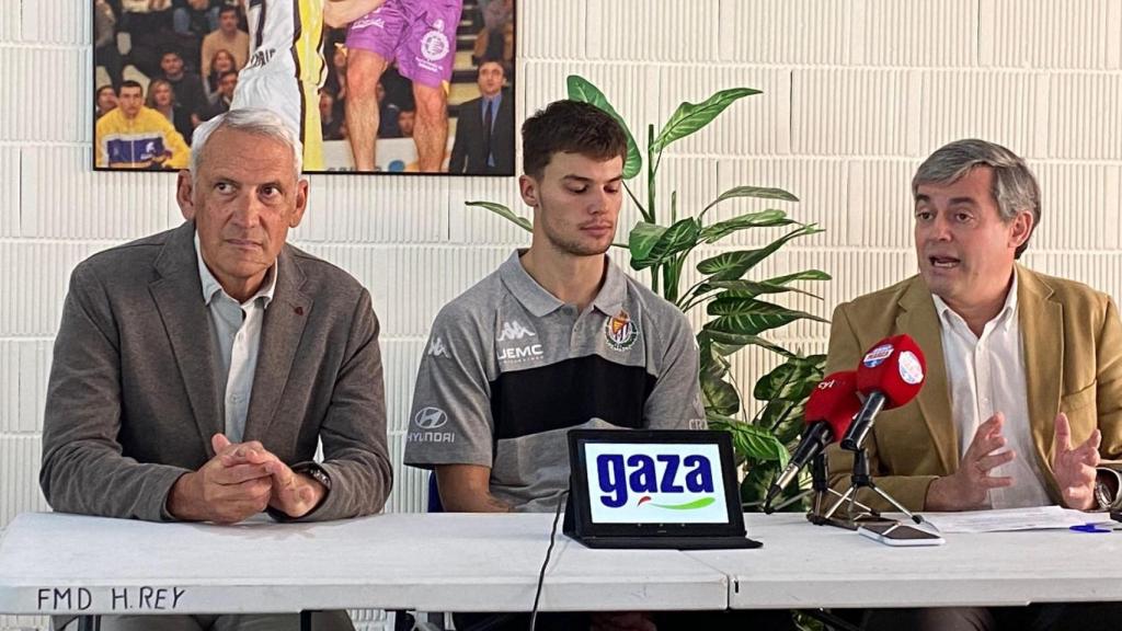 El director comercial de Leche Gaza, Ignacio Barrera, el jugador Nathan Hoover y el presidente del Real Valladolid Baloncesto, Lorenzo Alonso.