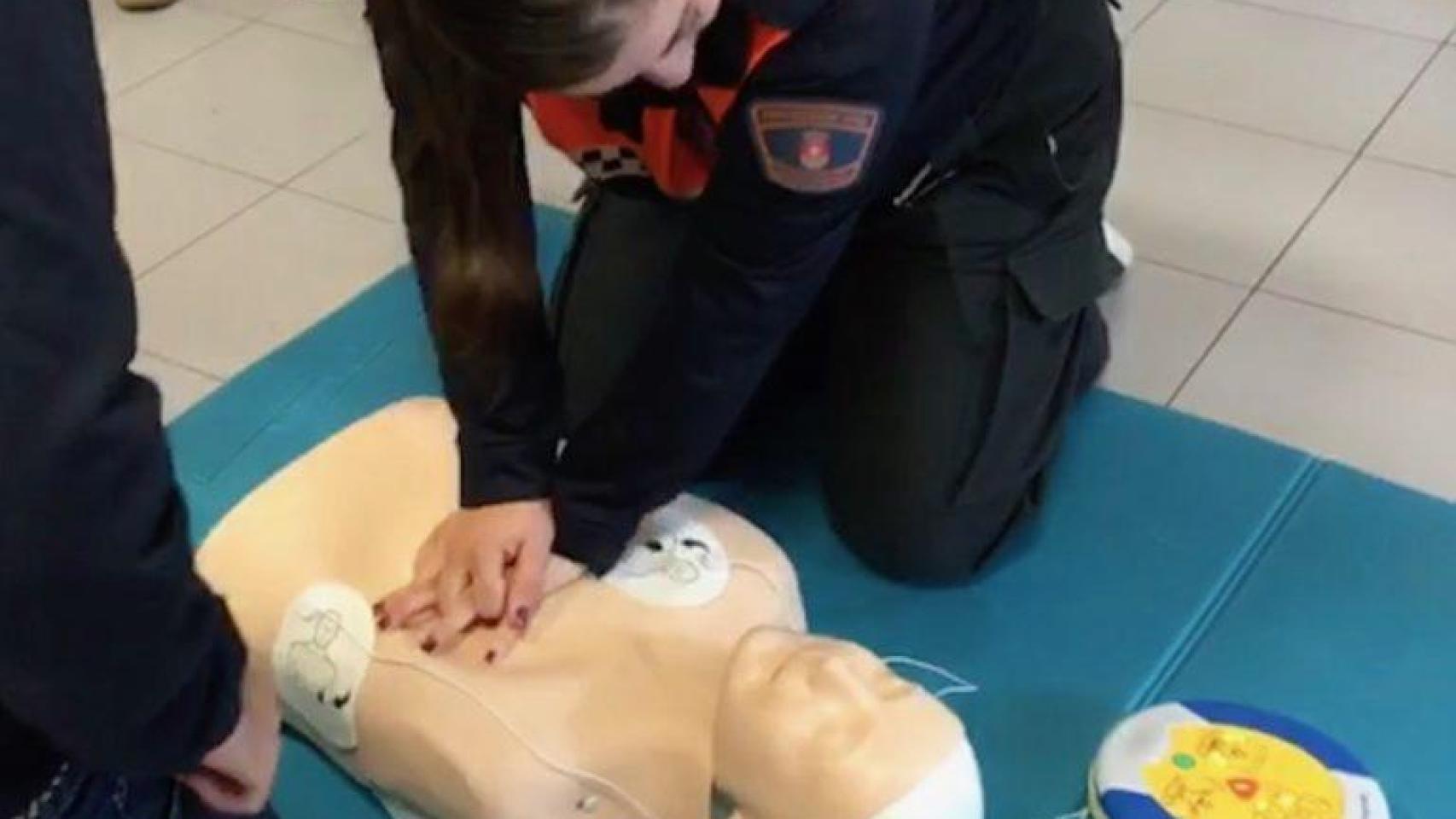 Un miembro de Protección Civil utilizando un desfibrilador