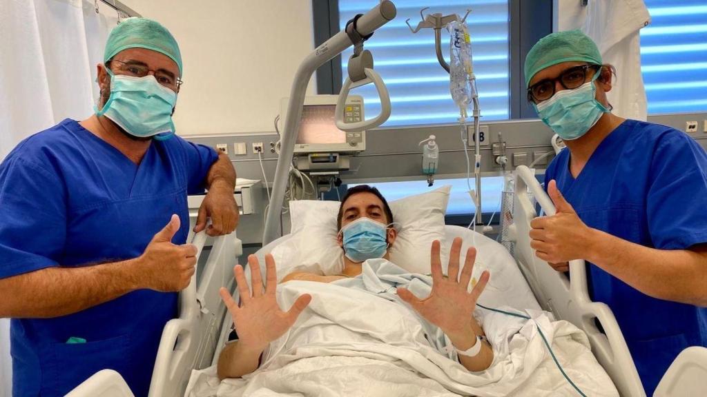 El cirujano gallego junto a David Broncano en su operación de hiperhidrosis palma.