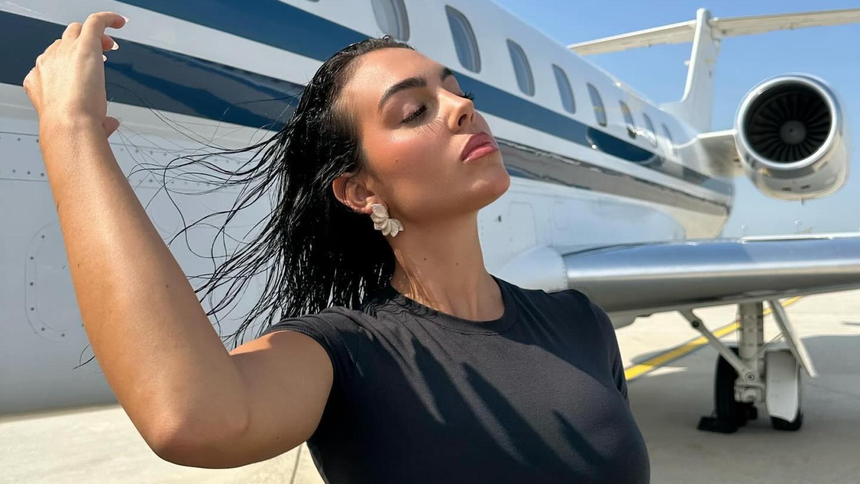 Georgina Rodríguez junto a su jet privado en una imagen de sus redes sociales.