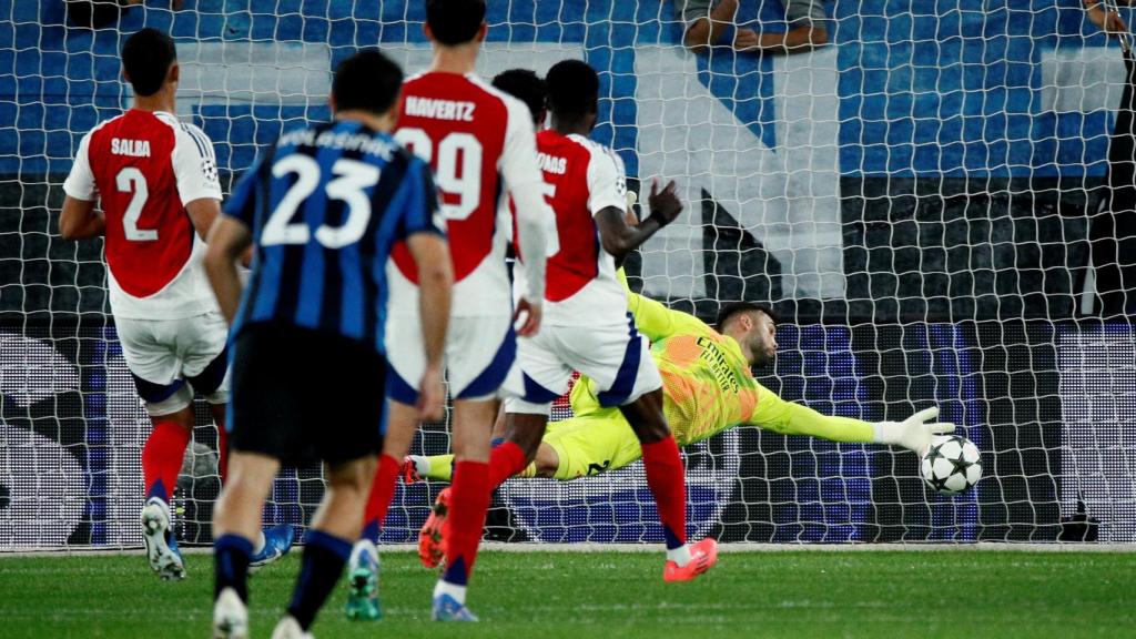 David Raya, en su segunda parada con el Arsenal en el partido ante el Atalanta.