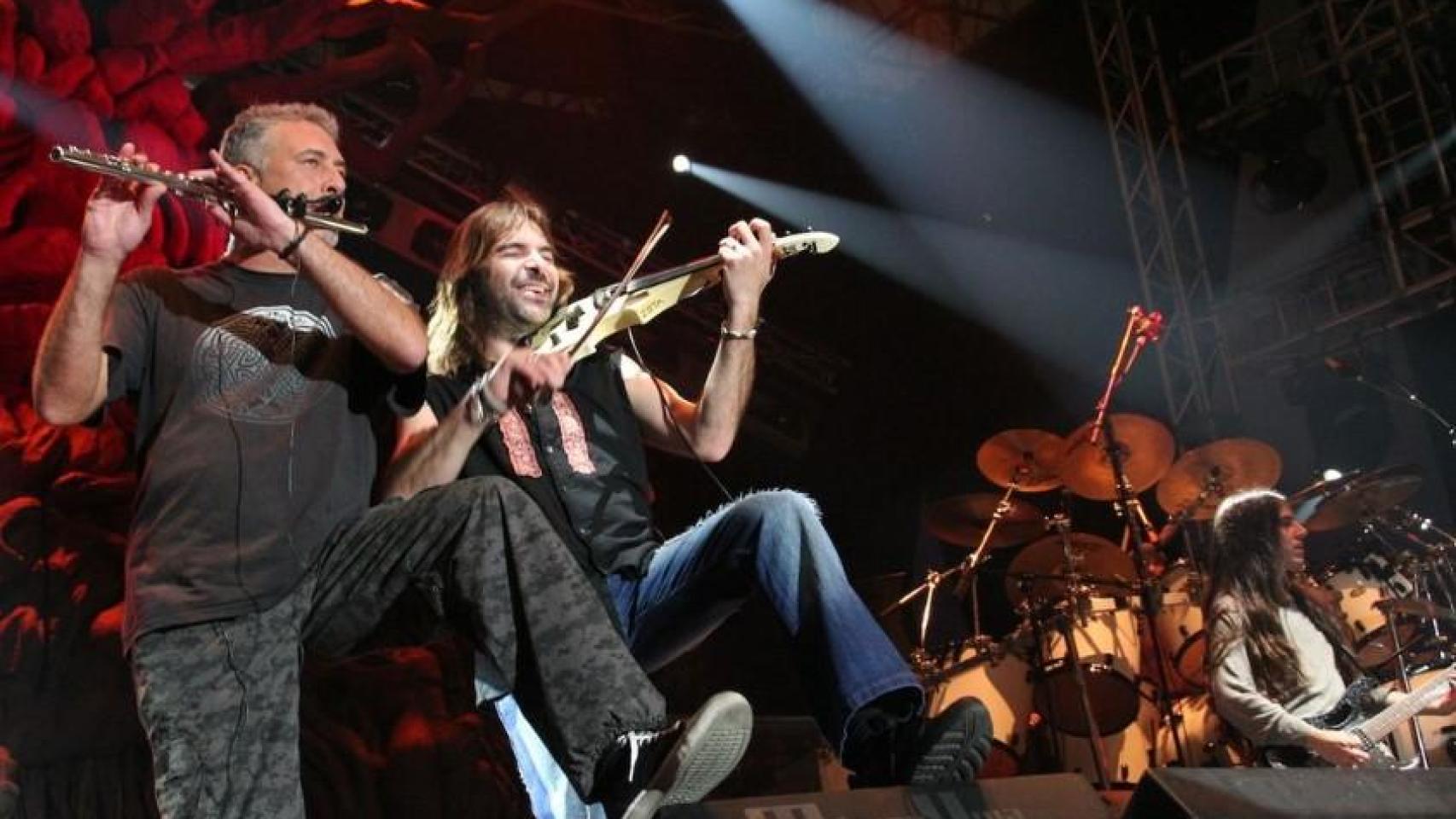 Fernando Ponce de León (izquierda) tocando la flauta en un concierto del Mägo de Oz