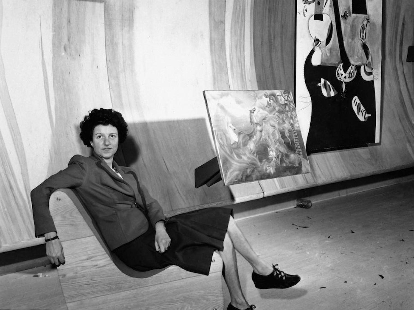 Peggy Guggenheim posa en su galería neoyorquina Art of This Century, 1942 © Berenice Abbott, AP Photo / Tom Fitzsimmons.